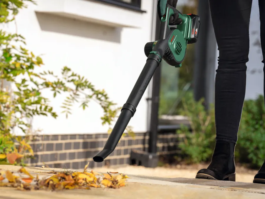Bosch Løvsugere|UniversalLeafBlower 18V-130 løvblæser 2,5 Ah