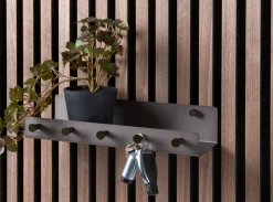 FibroTech Akustikpaneler & Tilbehør|hylde m/kroge 32 x 10,2 cm - stål Bruneret
