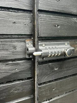 The lock Låsebeslag|Skudrigle med kodelås 120 x 48 mm Sort