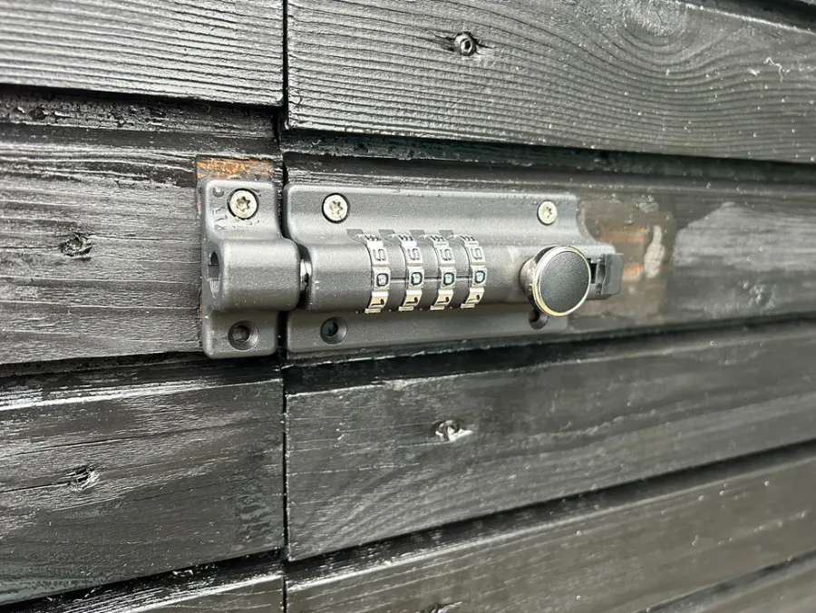 The lock Låsebeslag|Skudrigle med kodelås 120 x 48 mm Sort
